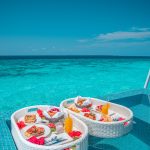 Infinity pool reggelivel Maldiv-szigetek