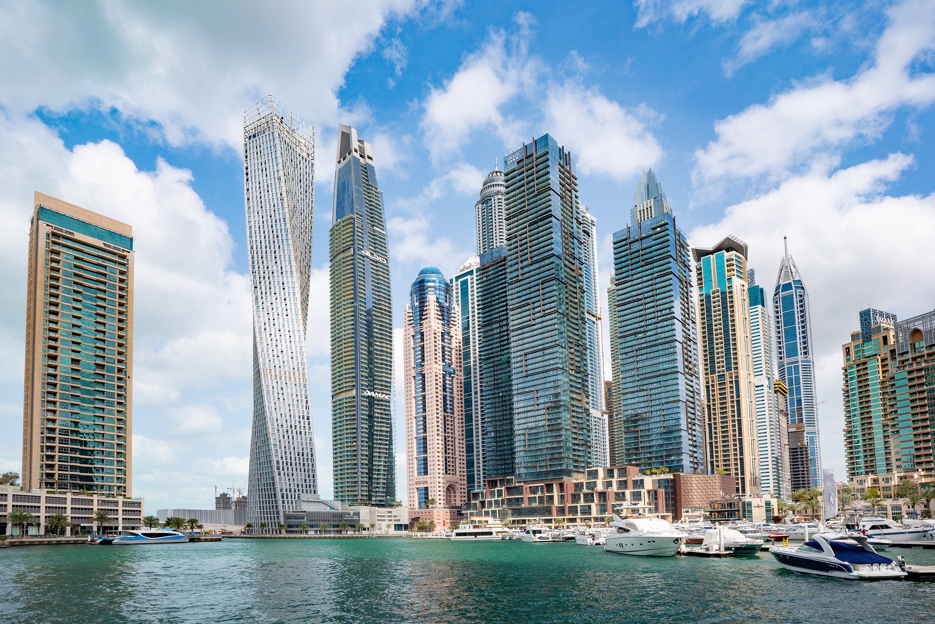 Dubai Marina yachtokkal és felhőkarcolókkal